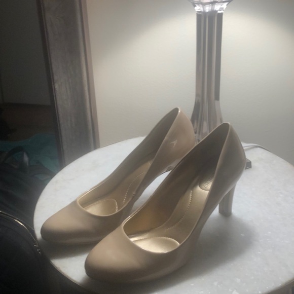 Bandilino b flexible cream two inch heels - Picture 1 of 3